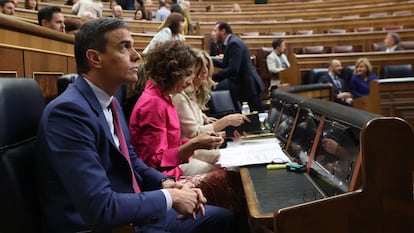 Desde la izquierda, el presidente del Gobierno, Pedro Sánchez; la vicepresidenta primera y ministra de Hacienda, María Jesús Montero, y la vicepresidenta segunda y ministra de Trabajo y Economía Social, Yolanda Díaz, el miércoles en el Congreso.