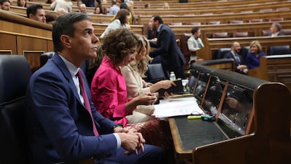 Desde la izquierda, el presidente del Gobierno, Pedro Sánchez; la vicepresidenta primera y ministra de Hacienda, María Jesús Montero, y la vicepresidenta segunda y ministra de Trabajo y Economía Social, Yolanda Díaz, el miércoles en el Congreso.