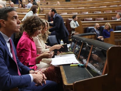 Desde la izquierda, el presidente del Gobierno, Pedro Sánchez; la vicepresidenta primera y ministra de Hacienda, María Jesús Montero, y la vicepresidenta segunda y ministra de Trabajo y Economía Social, Yolanda Díaz, el miércoles en el Congreso.