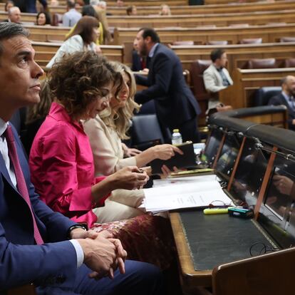 Desde la izquierda, el presidente del Gobierno, Pedro Sánchez; la vicepresidenta primera y ministra de Hacienda, María Jesús Montero, y la vicepresidenta segunda y ministra de Trabajo y Economía Social, Yolanda Díaz, el miércoles en el Congreso.