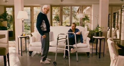 Kate Winslet y Eli Wallach en la película 'The Holiday' (2006) en la que dos mujeres con problemas con sus hombres intercambian casas en sus respectivos países.