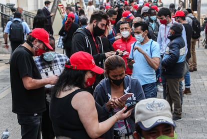 Cientos de personas hacen cola para solicitar un retiro anticipado de un porcentaje de su pensión, en Santiago (Chile), el 10 de diciembre de 2020.