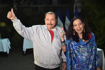 Ortega e Murillo, durante as eleições deste domingo na Nicarágua.