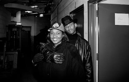 Usher y su madre Jonetta Patton en Chicago, Illinois, en diciembre de 1994.  