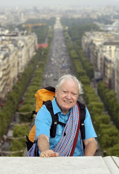 Maurice Herzog, en lo alto del Arco del Triunfo, en 2005. El francés era miembro honorario del Comité Olímpico Internacional (COI).