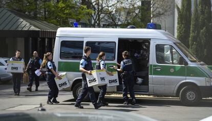 Policías transportan cajas este miércoles tras un registro en oficinas de Porsche en Stuttgart.  