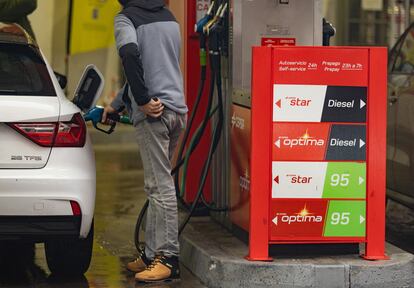 Un conductor reposta en una gasolinera de Madrid, este miércoles.