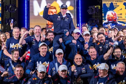 Max Verstappen celebra el título con su equipo. 