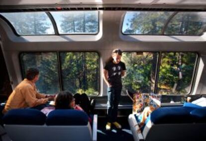 A bordo del tren panorámico California Zephyr, que recorre el estado de California desde San Francisco hasta el Lago Tahoe y Reno.