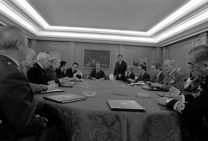 El rey Juan Carlos, junto al presidente del Gobierno, Adolfo Suárez, y el ministro de Defensa, Manuel Gutiérrez Mellado, en la reunión de la Junta de Defensa del Alto Estado Mayor en el palacio de la Zarzuela, tras el fallido intento de golpe de Estado del 23- F. De pie, Sabino.