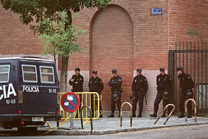 Agentes del Cuerpo Nacional de Policía vigilan el acto político de la Falange en el instituto Ramiro de Maeztu.