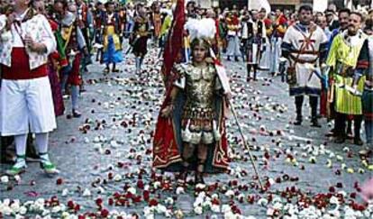 El niño que encarna a Sant Jordiet, ayer, durante el desfile por las calles de Alcoy.