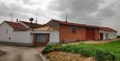 Arriba, una antena wifi instalada por Telefónica en Blascosancho, Ávila.