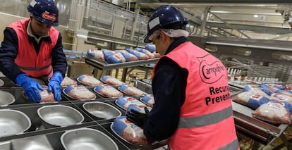 Empleados de Campofrío en la fábrica de Burgos.