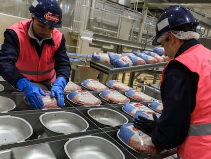 Empleados de Campofrío en la fábrica de Burgos, que fue construida de nuevo tras un incendio. 