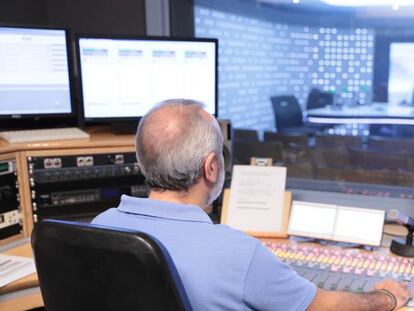 Control de un estudio de radio de Onda Cero.