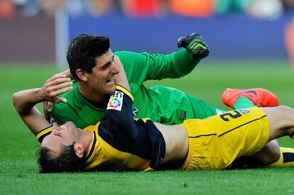 Courtois se abraza a Godín al finalizar el partido