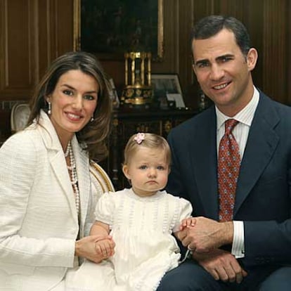 Fotografías de Sus Altezas Reales los Príncipes de Asturias y de la Infanta doña Leonor realizadas en la Sala de Audiencias y el jardín del Palacio de La Zarzuela, con motivo del primer aniversario del nacimiento de la Infanta.