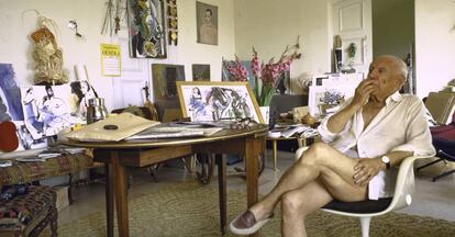 Pablo Picasso, rodeado de algunos de sus trabajos en su casa de Notre-Dame-de-Vie, en Mougins en julio de 1967.
