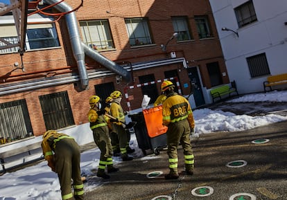 Brigadas de Refuerzo de Incendios Forestales continúan con la limpieza de colegios de Madrid.