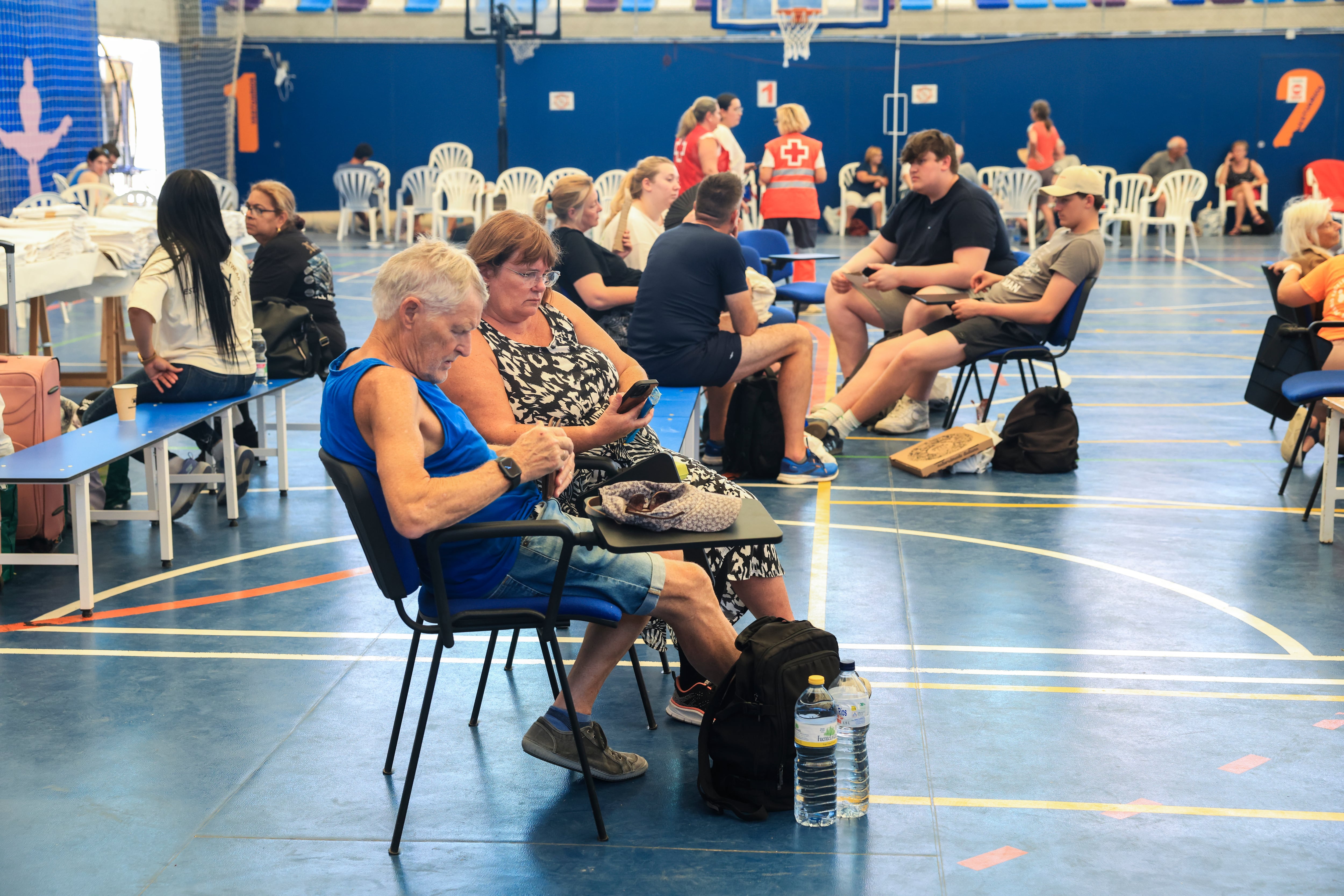 Evacuados por el incendio ocurrido el viernes en Los Gallardos en el polideportivo de Garrucha. 