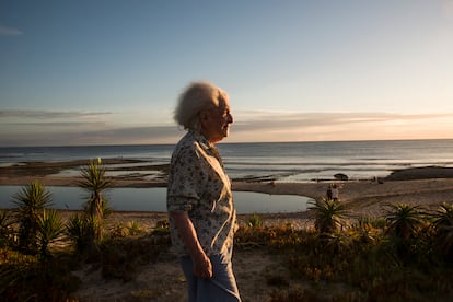 Ida Vitale en su casa de Las Flores en Maldonado (Uruguay).