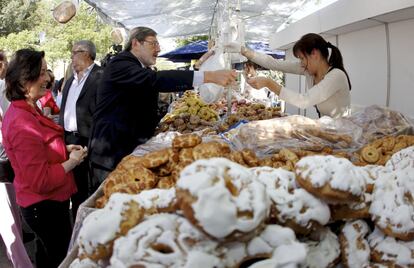 Jaime Lissavetzky, portavoz municipal del PSOE, compras las rosquillas típicas de San Isidro el 15 de mayo de 2012.