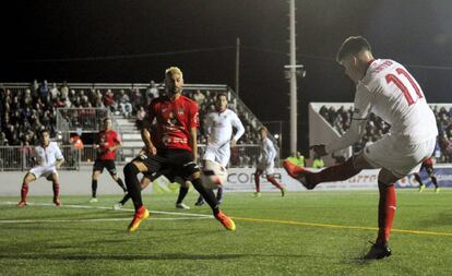 Joaquín Correa centra el balón en el partido de Copa contra el Formentera.