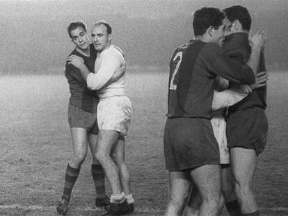 Luis Suárez y Di Stéfano, a la izquierda, en un Barça-Madrid en 1960.