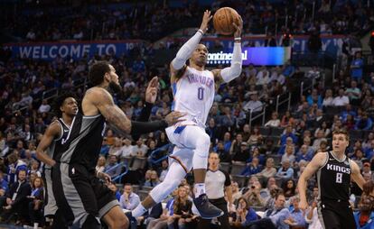 Westbrook lanza a canasta.