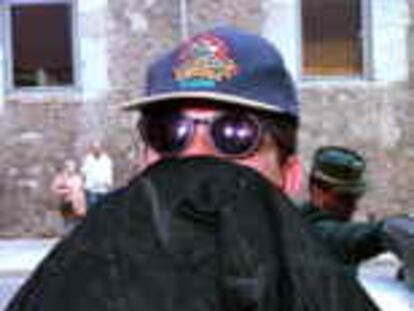 14/4/00 RAMON ULLASTRE ENTRANDO AL JUZGADO DE OLOT PARA DECLARARA SOBRE EL SECUESTOR DE OLOT.PERE DURAN (recibida por e-mail)