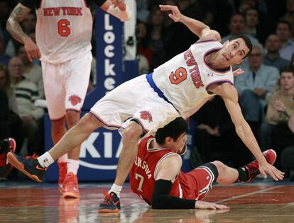 Pablo Prigioni cae al suelo ante Ersan Ilyasova