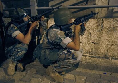 Uno de los sirios que participó en la disputa entre facciones se atrincheró en un piso de la capital libanesa, situado en el barrio de Caracas. En la imagen, dos soldados toman posiciones.
