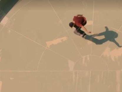 'Skater' haciendo una pirueta en el tobogán más ancho del mundo.