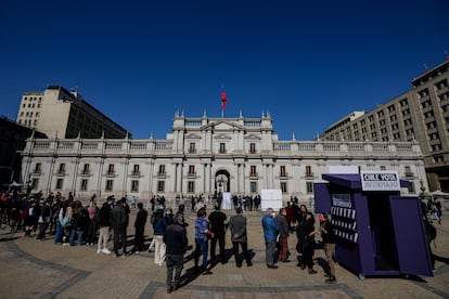 Una fila de gente espera frente a La Moneda, en Santiago para recibir la nueva constitución de Chile