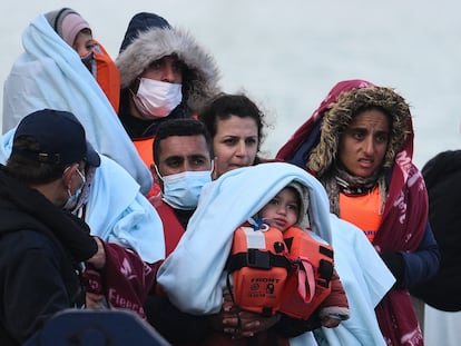 Un grupo de migrantes rescatados mientras intentaban cruzar el Canal de la Mancha por la Fuerza de Fronteras del Reino Unido desembarca el 3 de mayo de 2022, en Dover, Inglaterra.