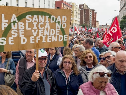 Miles de personas, convocadas por la plataforma Marea Blanca, se han manifestado este domingo en Sevilla para protestar por el "creciente deterioro" de la sanidad pública.