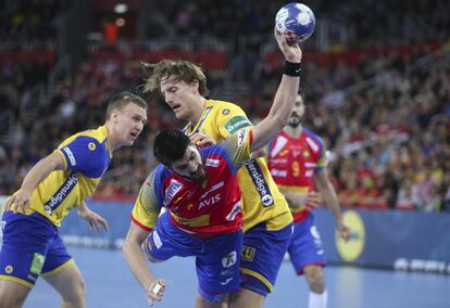 Eduardo Gurbindo intenta un lanzamiento ante la selección sueca, durante la final del Campeonato Europeo de Balonmano.