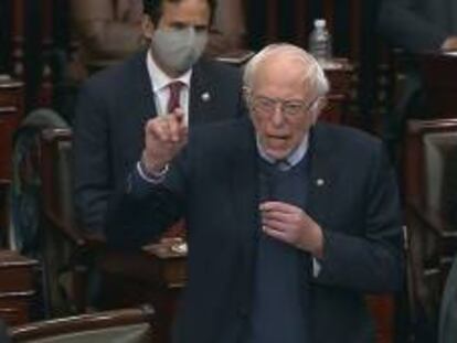 El senador Bernie Sanders habla durante el debate en el Senado en el Capitolio en Washington.