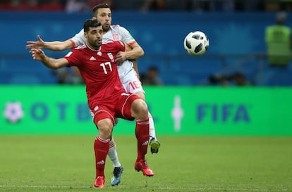 Mehdi Taremi (derecha) y Jordi Alba siguen la trayectoria del balón.