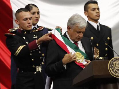 Andrés Manuel López Obrador acomoda su banda presidencial tras jurar como nuevo jefe de Estado de México.