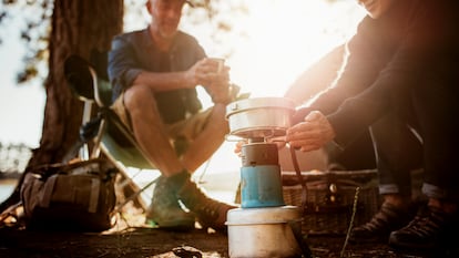 Disfruta de un plato caliente en cualquier parte gracias a estos 'camping gas' compactos. GETTY IMAGES.