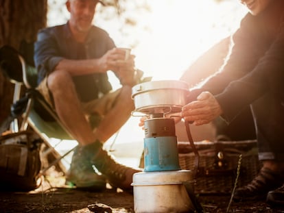 Disfruta de un plato caliente en cualquier parte gracias a estos 'camping gas' compactos. GETTY IMAGES.