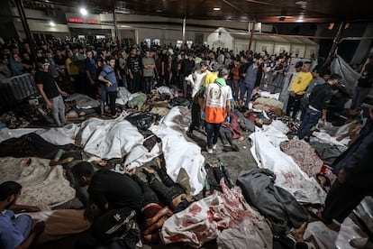 Los cuerpos sin vida de las víctimas de una explosión en el hospital Bautista Al Ahli, ante las puertas del hospital Al Shifa en Ciudad de Gaza, el 17 de octubre de 2023. 