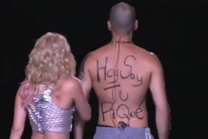 El momento de la actuación en que René Pérez de Calle 13 descubre su sorpresa para Shakira: 'Hoy soy tu Piqué'.