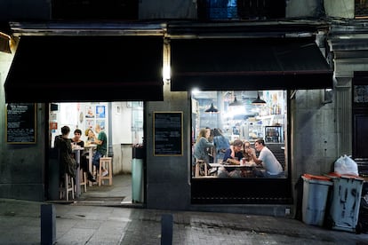 Varias personas en una cafetería de Madrid.