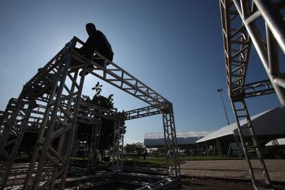 Un grupo de obreros trabaja en una estructura