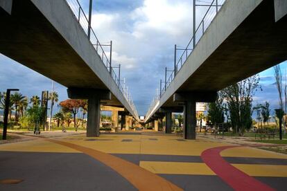 Instalaciones de la línea 9 de metro a su paso por la calle A de la Zona Franca de Barcelona.