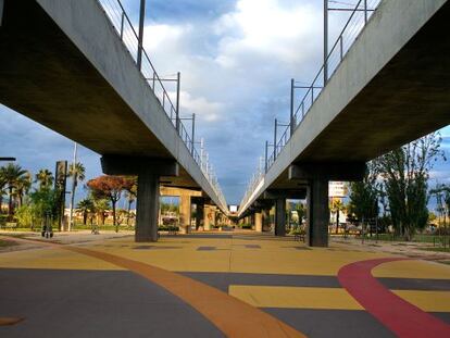 Instalaciones de la línea 9 de metro a su paso por la calle A de la Zona Franca de Barcelona.