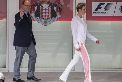 Charlene camina delante de Alberto, en el Gran Premio de Montecarlo.